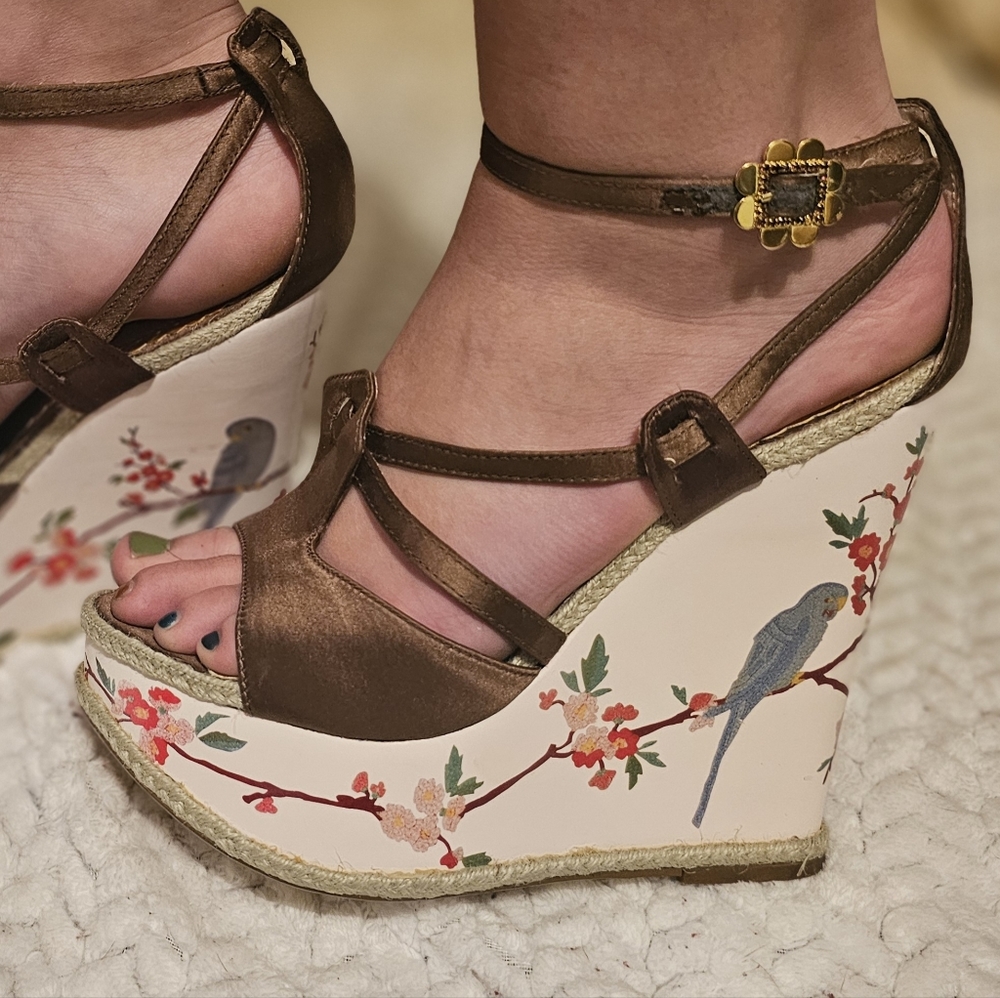 Bhoh wedge/sandal with Parrot illustrations